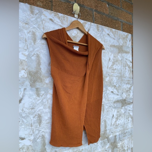 Sarah Pacini Sleeveless Sweater Vest – Rust Orange Knit, One Size (17″ P2P) - Picture 3 of 6